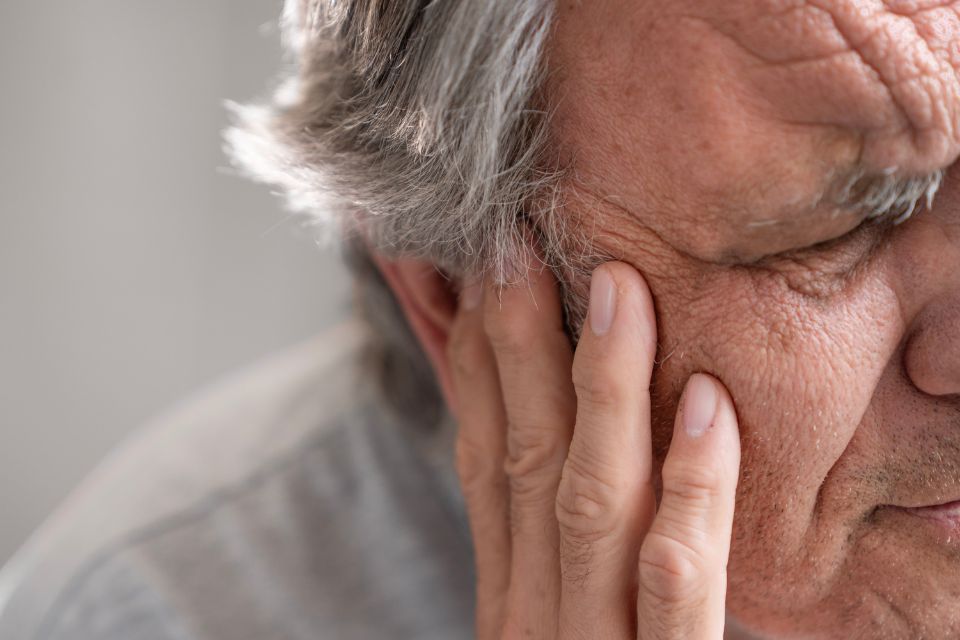 Comment la photobiomodulation agit-elle pour soulager les acouphènes ?